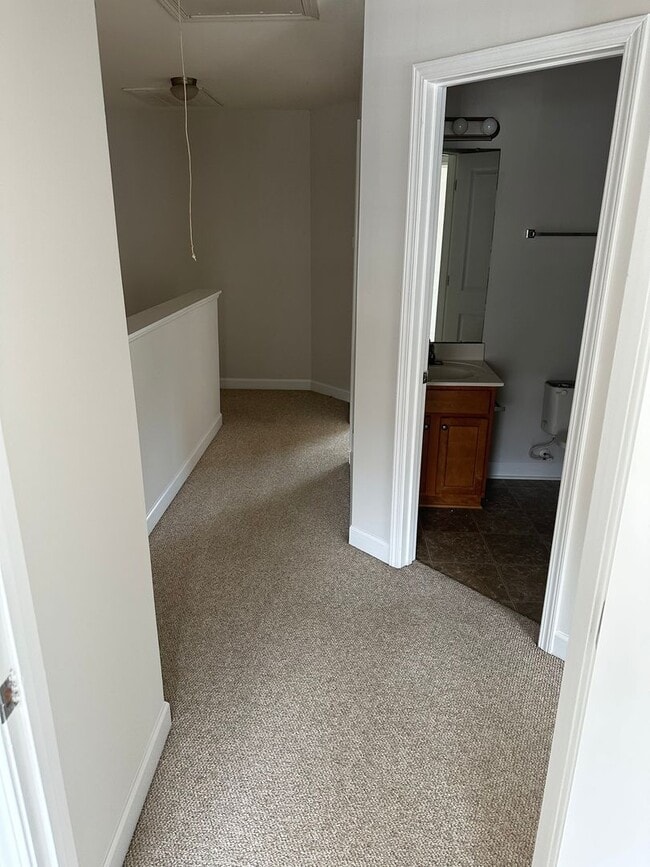 Building Photo - Beautiful townhome located minutes from Ch...
