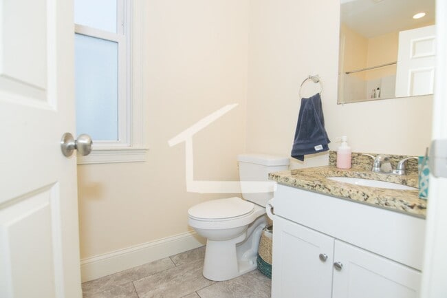 Building Photo - Modern Apt with Laundry In Unit, Stainless Steel Appliances and NO FEE!