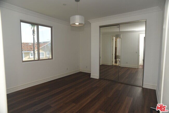 Building Photo - 2005 Robinson St