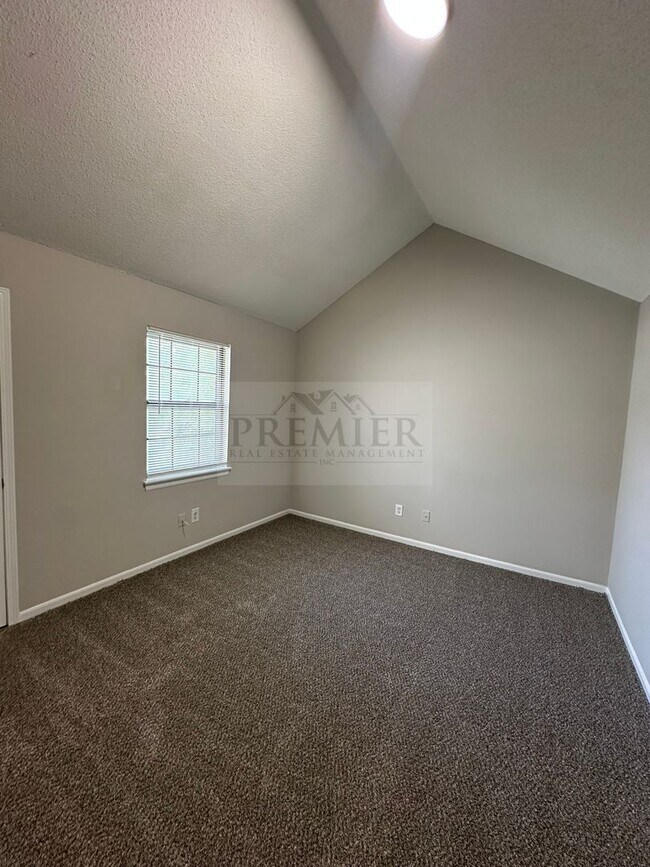 Building Photo - 3562 NE Independence Ave