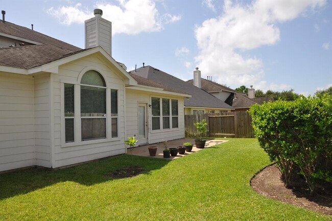 Building Photo - 2222 Drake Falls Dr