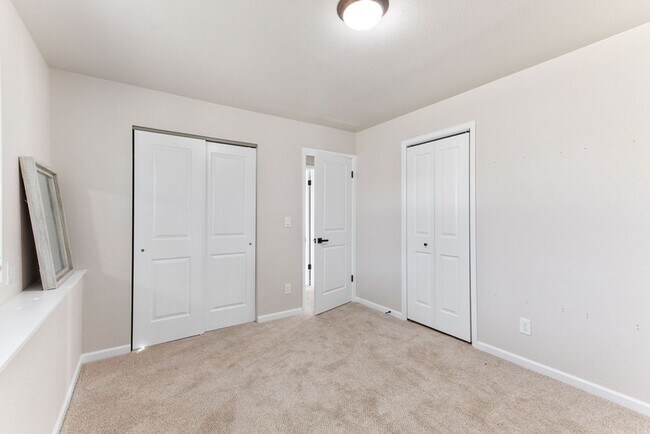 Building Photo - 4 Bedroom 2 Bathroom Large Yard in South West Fort Collins