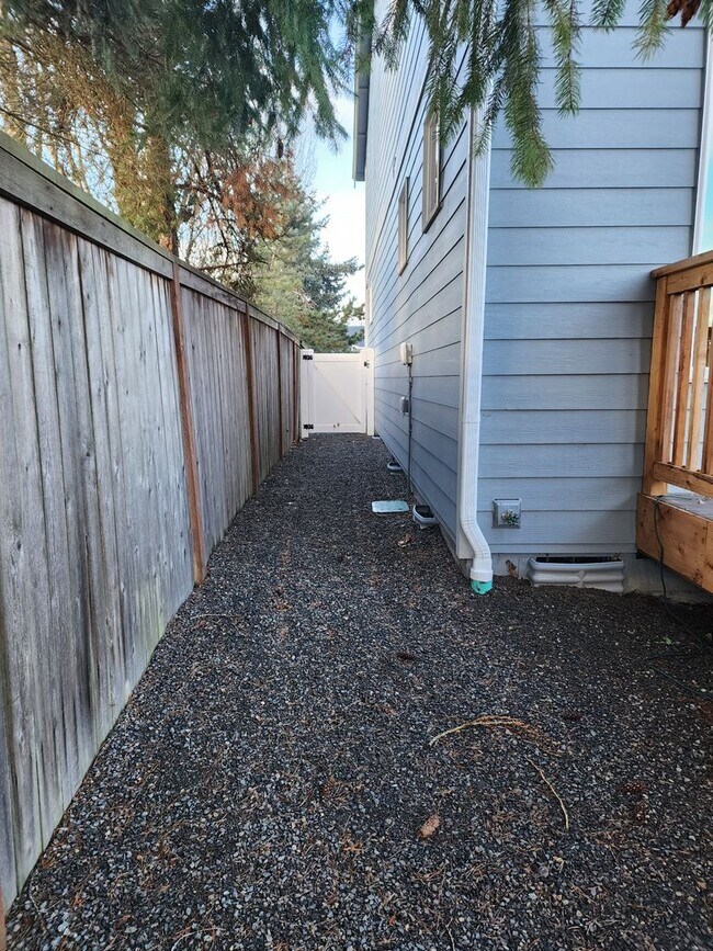 Building Photo - 15603 View Dr Ct SE