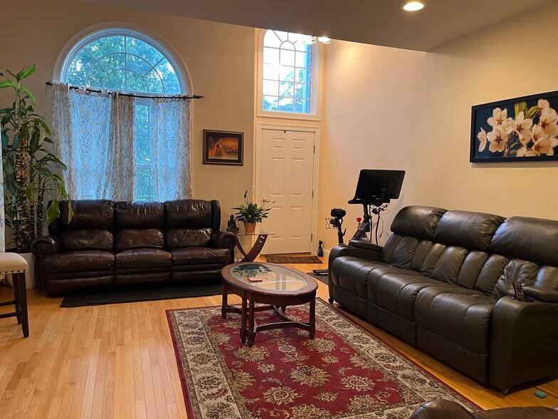 Primary Photo - 4 Zain Cir