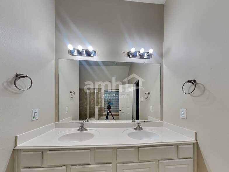 Building Photo - 2420 Avalon Trace Ln