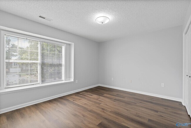 Building Photo - 469 SW Sussex Dr