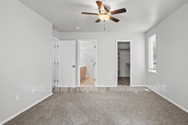 Building Photo - 543 W Bosanka Dr