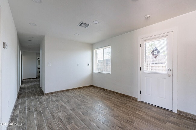 Building Photo - 37 E El Parque Dr