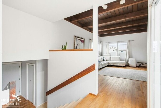 Building Photo - Beautifully Updated 3Bdm 3Ba Unfurnished Main Home of Duplex with Views in Cardiff By the Sea!