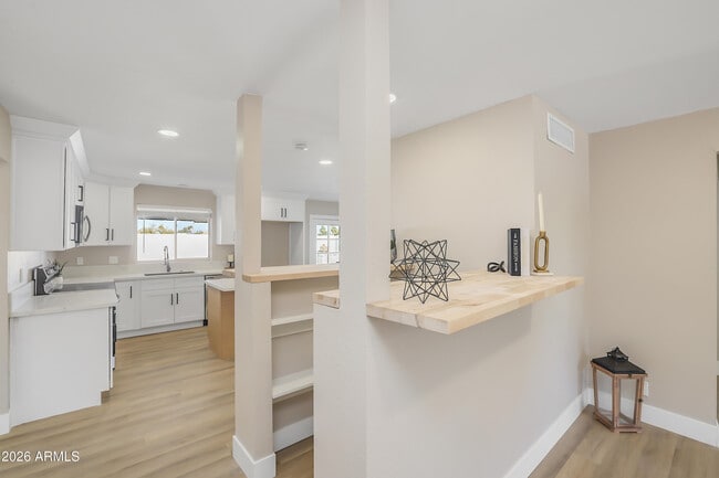 Building Photo - 1018 W Ivanhoe St