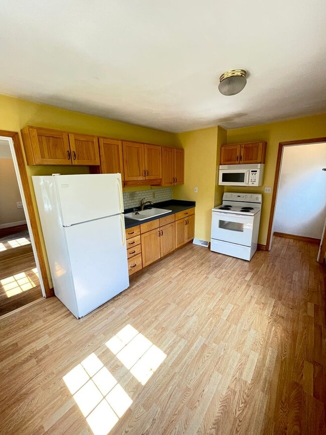 Building Photo - AVAILABLE AUGUST 15th - 2 Bed, 1 Bath With...