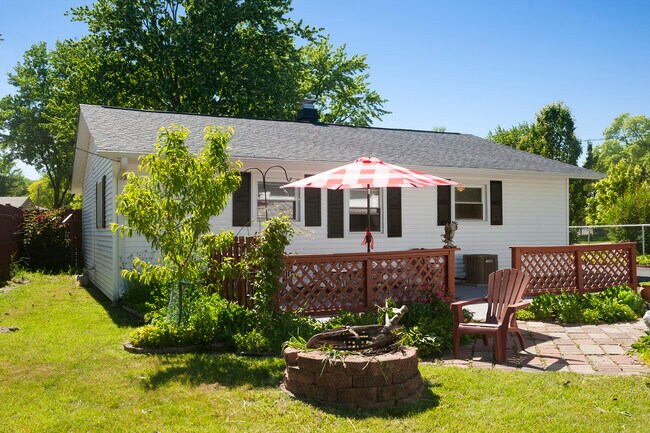 Building Photo - 114 McCabe Dr