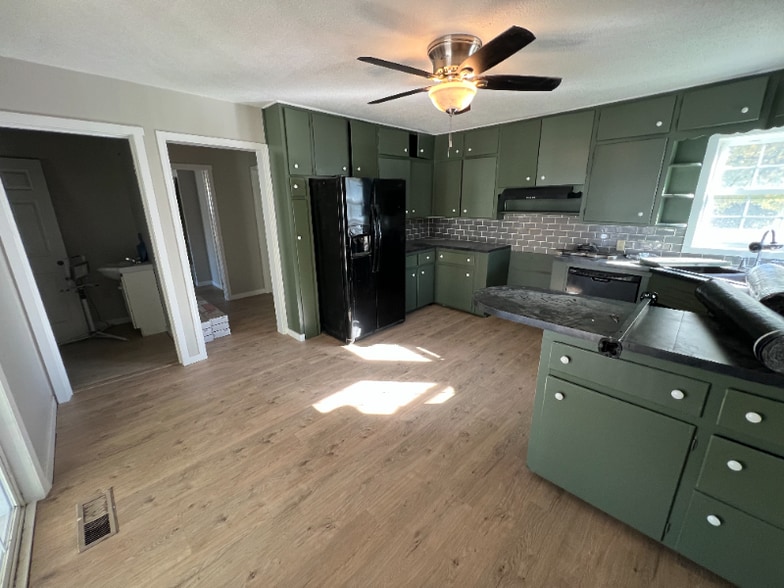 Building Photo - 321 Main St