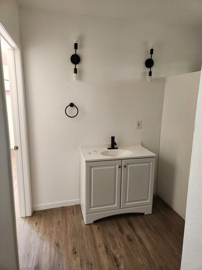 Building Photo - MODERN DECORATED HOUSE | 4 BEDROOM | 2 BATH | COVERED PATIO | CASITA WITH KITCHEN, BATH & LAUNDRY