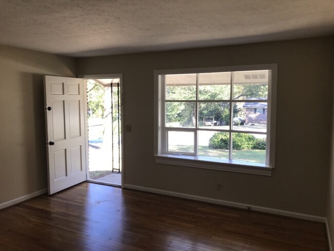 Building Photo - **ON HOLD**3 Bedroom / 1.5 Bathroom Home f...