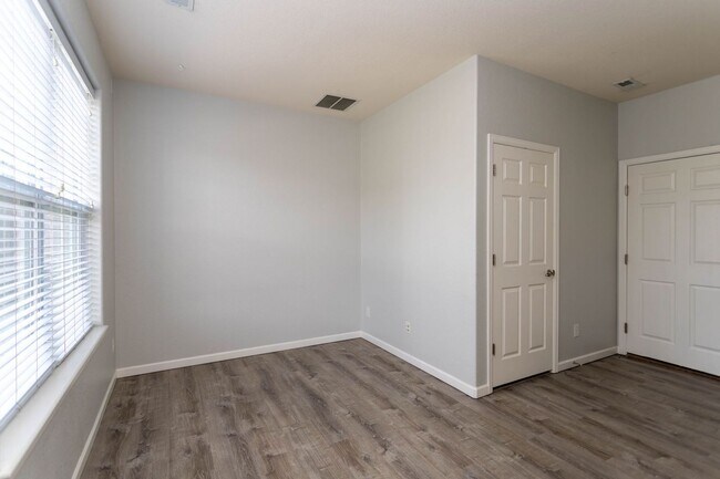 Building Photo - Downtown Living with Style & Views!