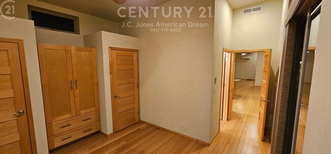 Building Photo - Spectacular Views in the Heart of Applegate Wine Country