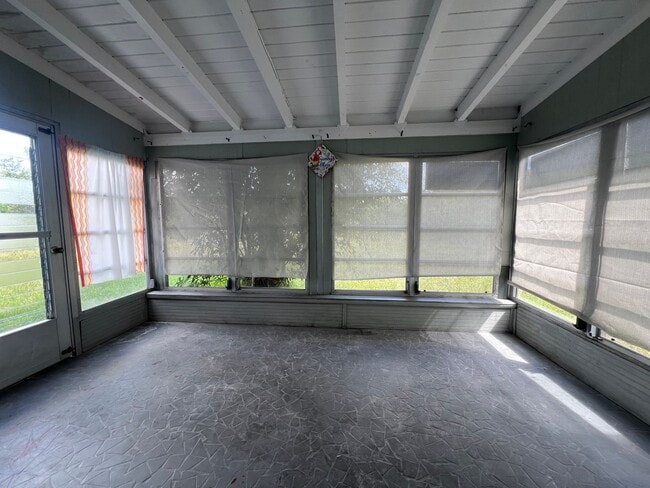 Building Photo - $1,350 ** Annual Lease ** 2 Bedroom / 1 Ba...