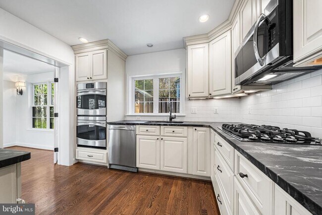 Building Photo - 2718 S June St