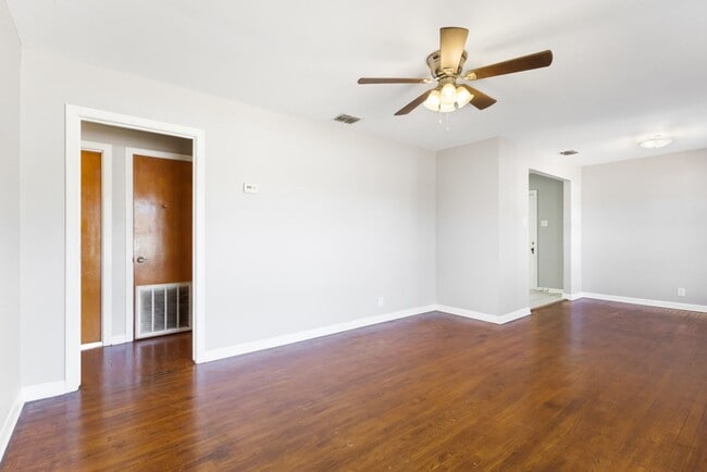 Building Photo - Charming Home Awaits: Spacious & Modern Living in a Prime Location