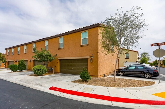 Building Photo - 3 Bed, 2 Bath Townhome Just Outside of Nel...