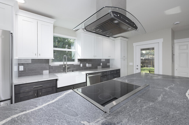 Building Photo - 1036 NE Wright Ave