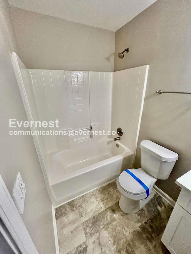 Building Photo - 2250 Winthrope Way Dr