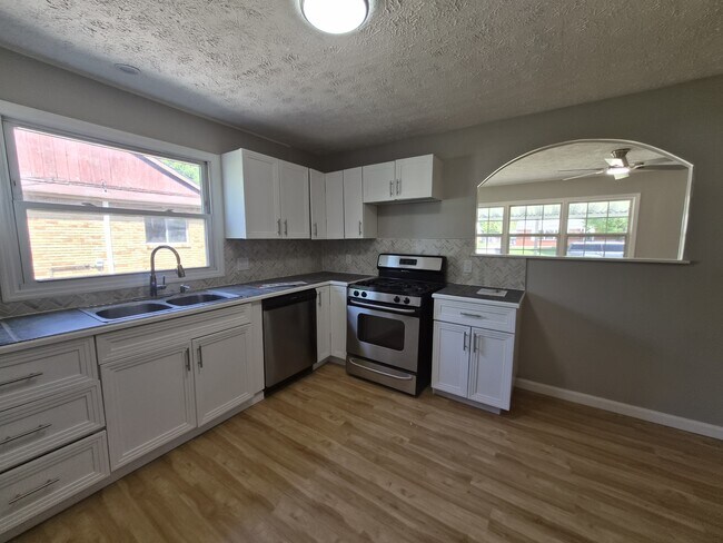 Building Photo - 464 Carol Dr