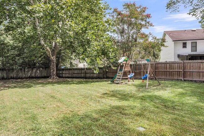 Building Photo - 18 Paddlecreek Ave