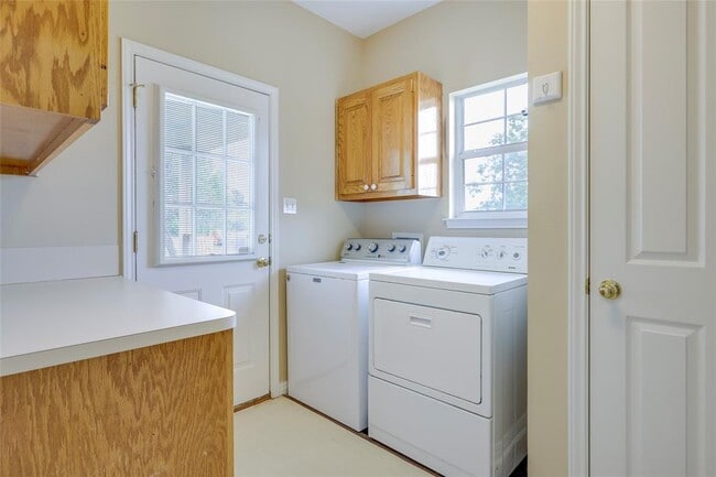 Building Photo - 109 Rimrock Ln