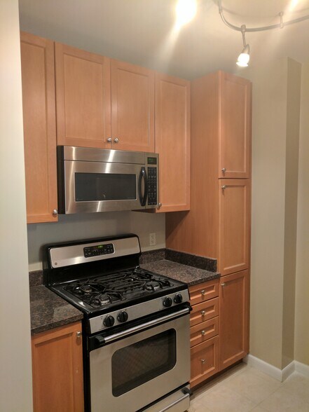 Kitchen - 851 N Glebe Rd