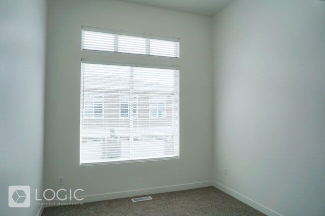 Building Photo - Gorgeous Townhome in Great Location!