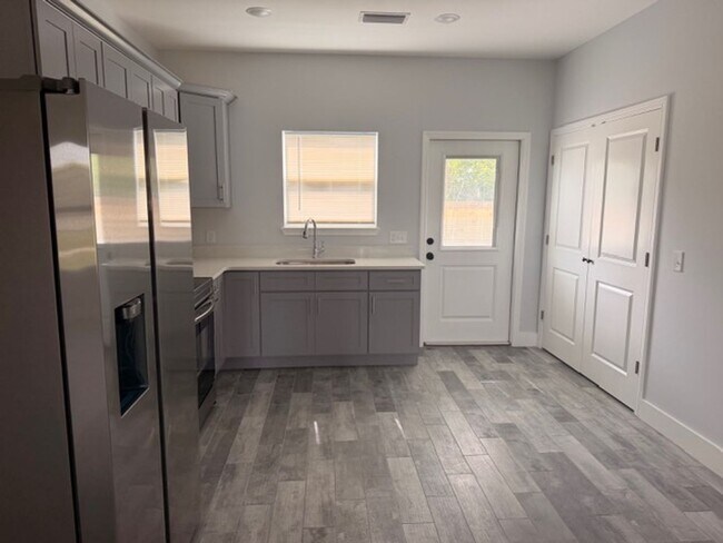 Building Photo - Orlando Rd Duplexes