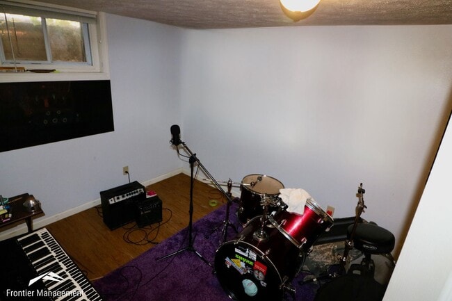 Building Photo - Spacious 5 Bedroom Home Located Near Campus