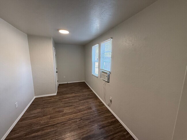 Building Photo - 1612 N Villa Ave