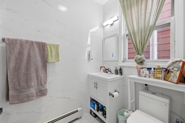 Building Photo - 17 Troy St