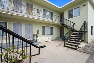 Building Photo - 1010 Pico Blvd in Santa Monica. Walk to t...