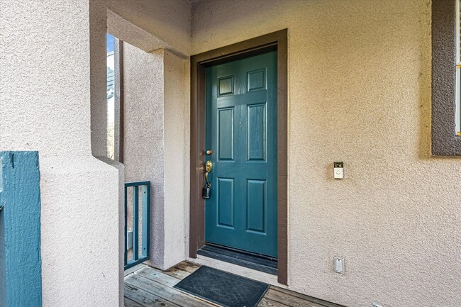 Building Photo - Townhome with AC