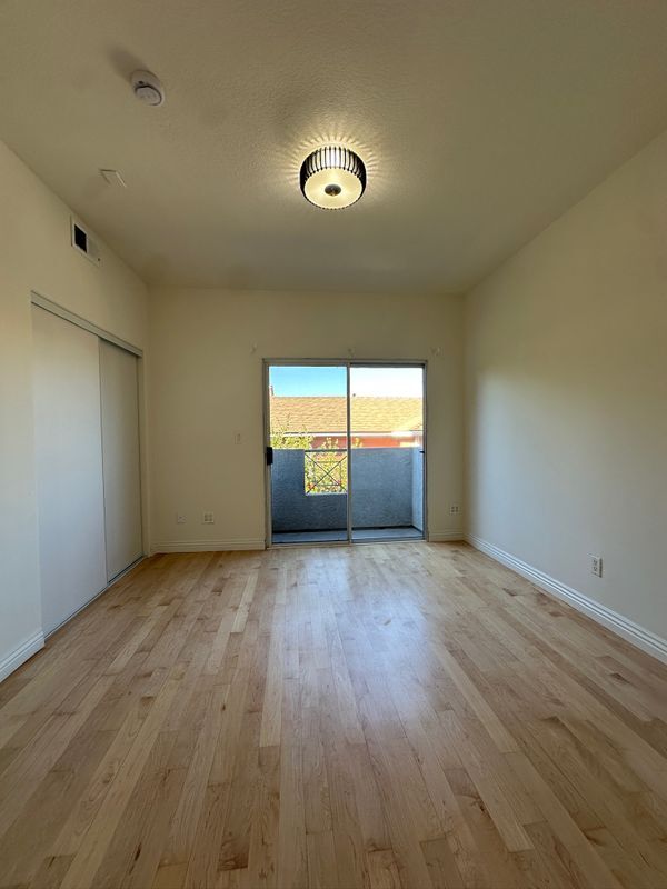Building Photo - 15153 Burbank Blvd