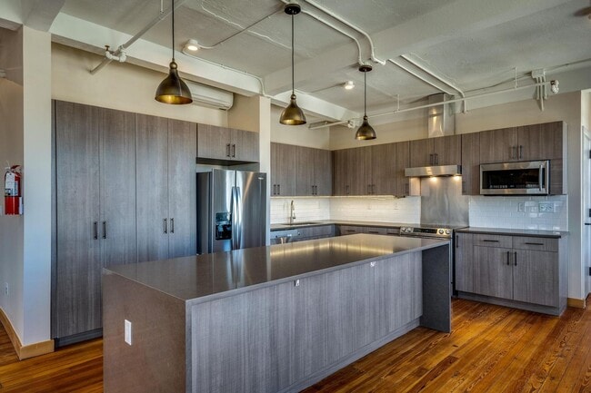 Building Photo - LUXURY   CONDOS IN THE HEART OF ALAMO CITY