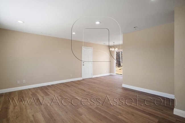 Building Photo - Large Lot! 2 Bed/ 1 Bath Single Family Property!