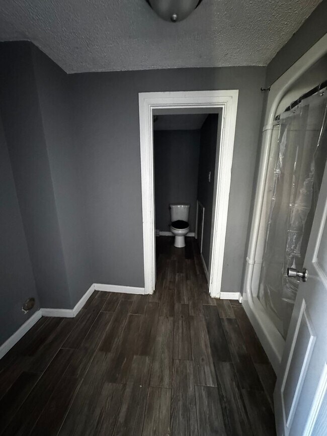 Building Photo - 2 Bedroom, 1st Floor Apartment