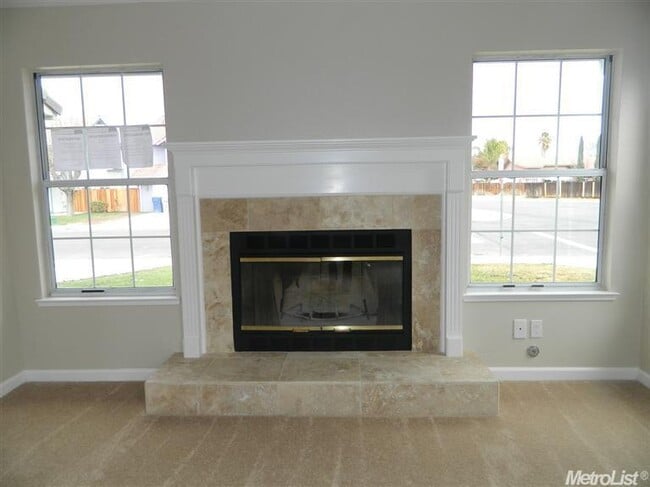 Building Photo - Huge 3 Bedroom 2.5 Bath Corner Lot Home fo...
