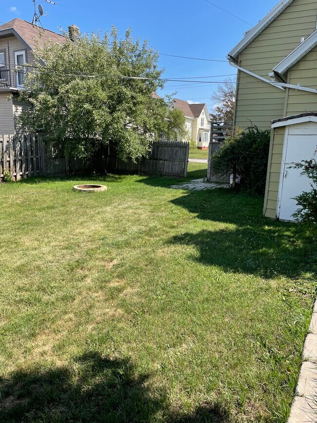 Building Photo - 1638 Saemann Ave