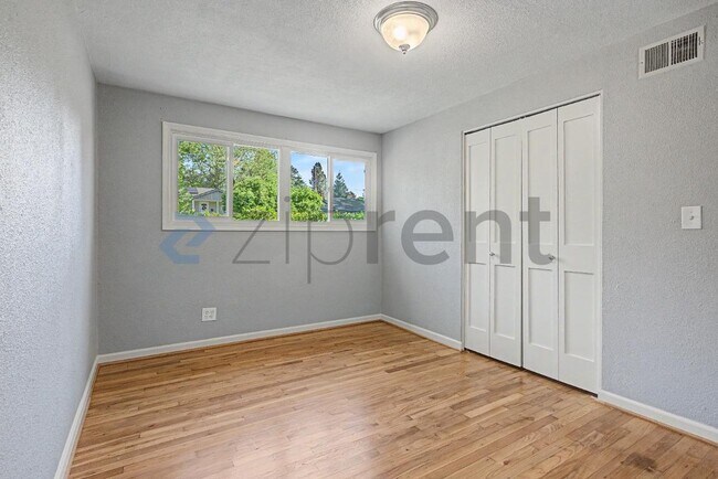 Building Photo - Unit