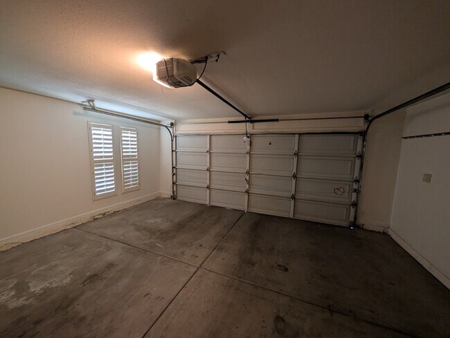 Building Photo - Pointe Tapatio 3br with garage