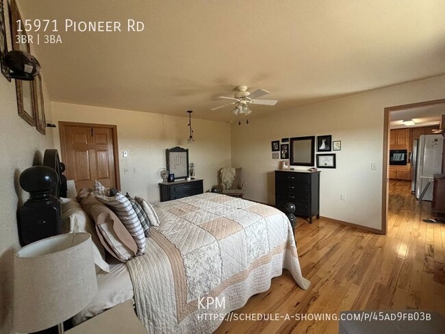 Building Photo - 3 BED | 2.5 BATH | HUGE DOUBLE GARAGE | FA...