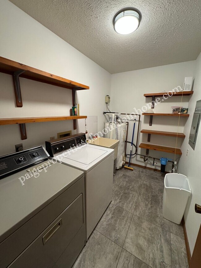Primary Photo - Spacious 1-Bedroom in Cotter Near Valley Airport – Unique Garage