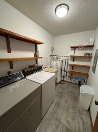 Building Photo - Spacious 1-Bedroom in Cotter Near Valley Airport – Unique Garage