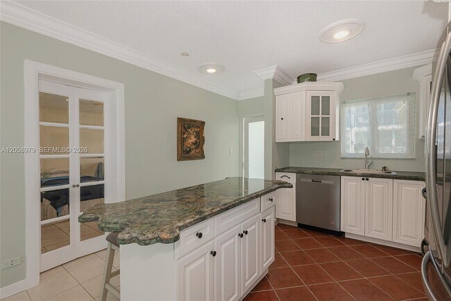 Building Photo - 1041 Hillsboro Mile